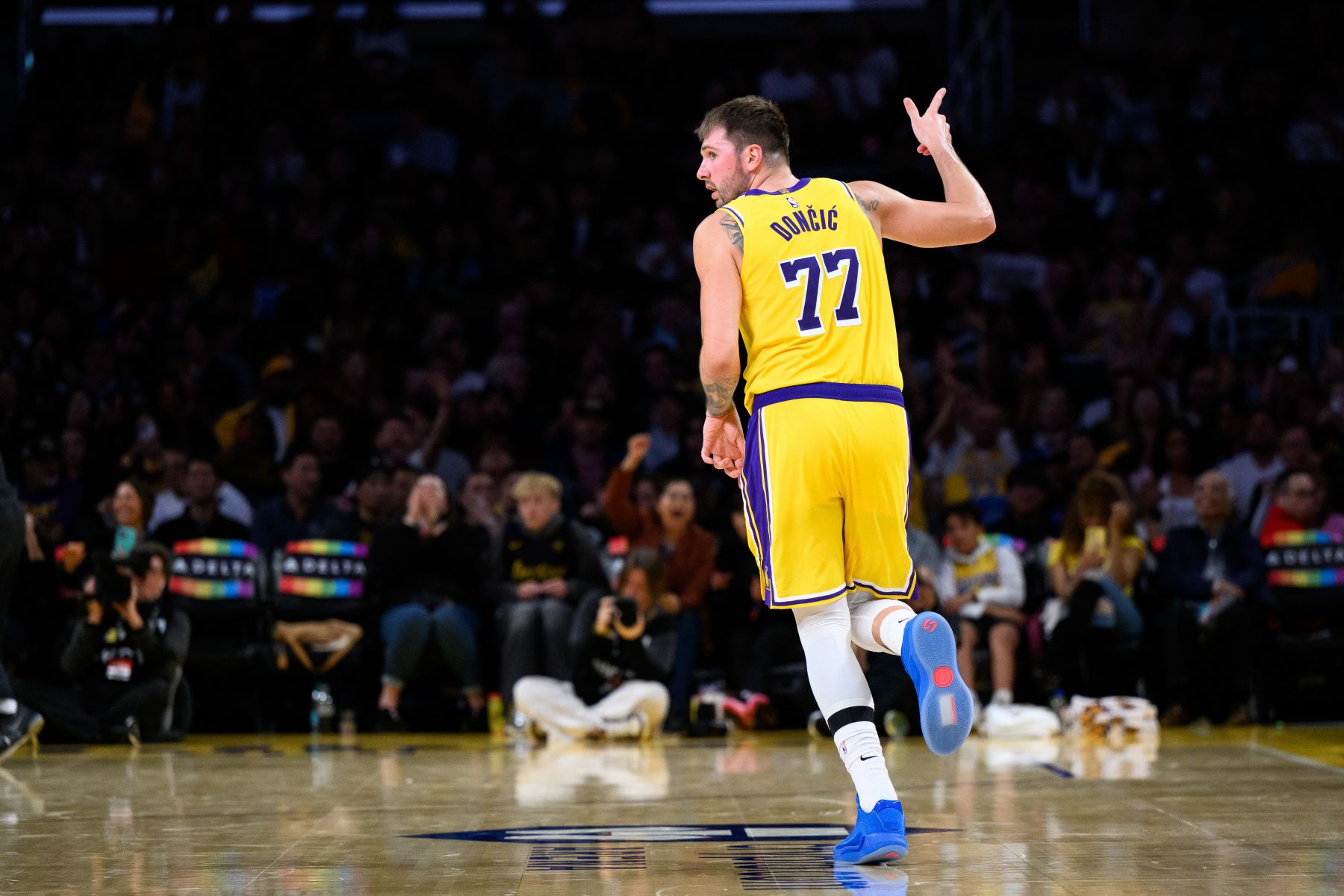 Đầu ra ổn định! Doncic thực hiện 13 trong số 17 quả ném phạt và ghi được 35 điểm, 9 rebound, 13 kiến tạo và 5 lần đánh chặn.