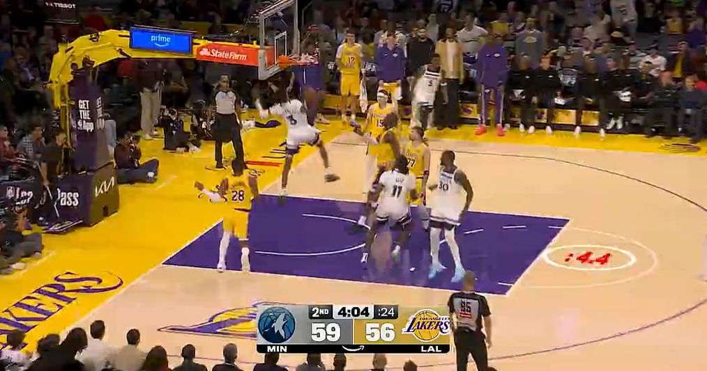 Thật là một sự tương phản! Timberwolves dẫn trước 10-1 trong pha phản công ở sân trước và ghi 18-0 trong đợt tấn công thứ hai.