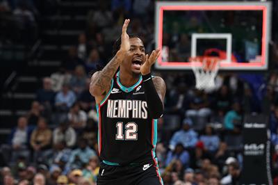 Kiểm soát bóng kém! Morant ghi được 12 điểm và 6 pha kiến tạo ở 4 trong số 16 cú sút, với điểm cộng trừ là -22.