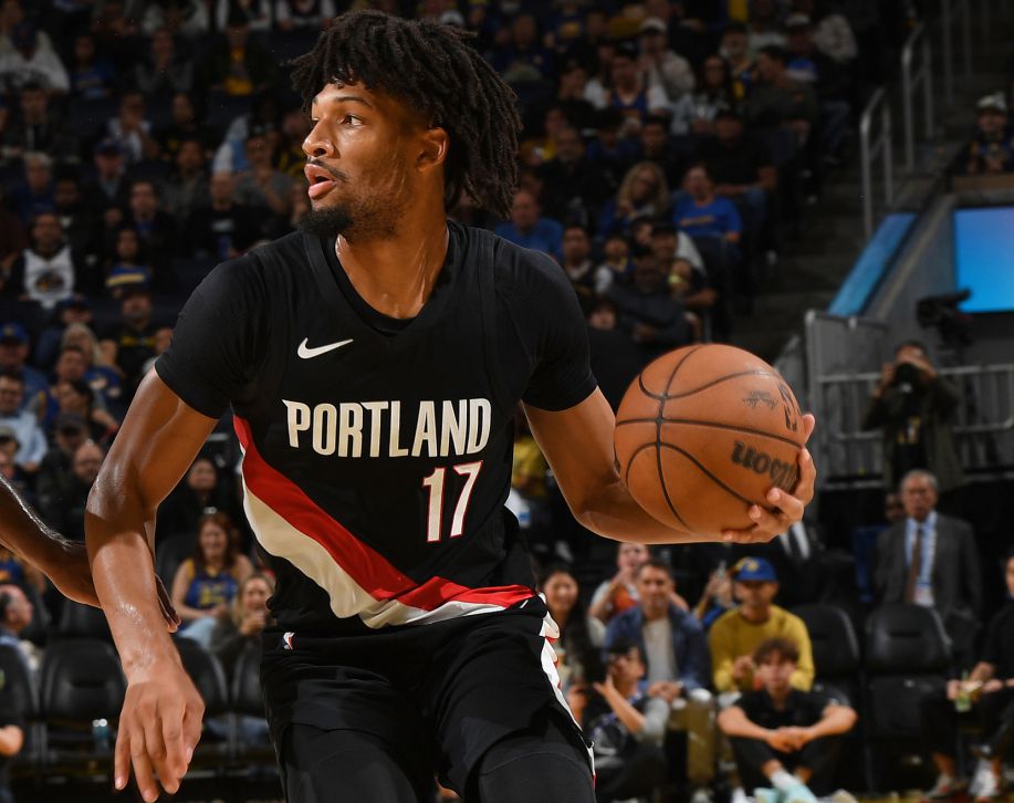 Sharp bùng nổ trong hiệp 2 và ghi 20 điểm ngay trong hiệp 1, phối hợp với Avdija dẫn dắt đội ghi bàn ấn định tỷ số.