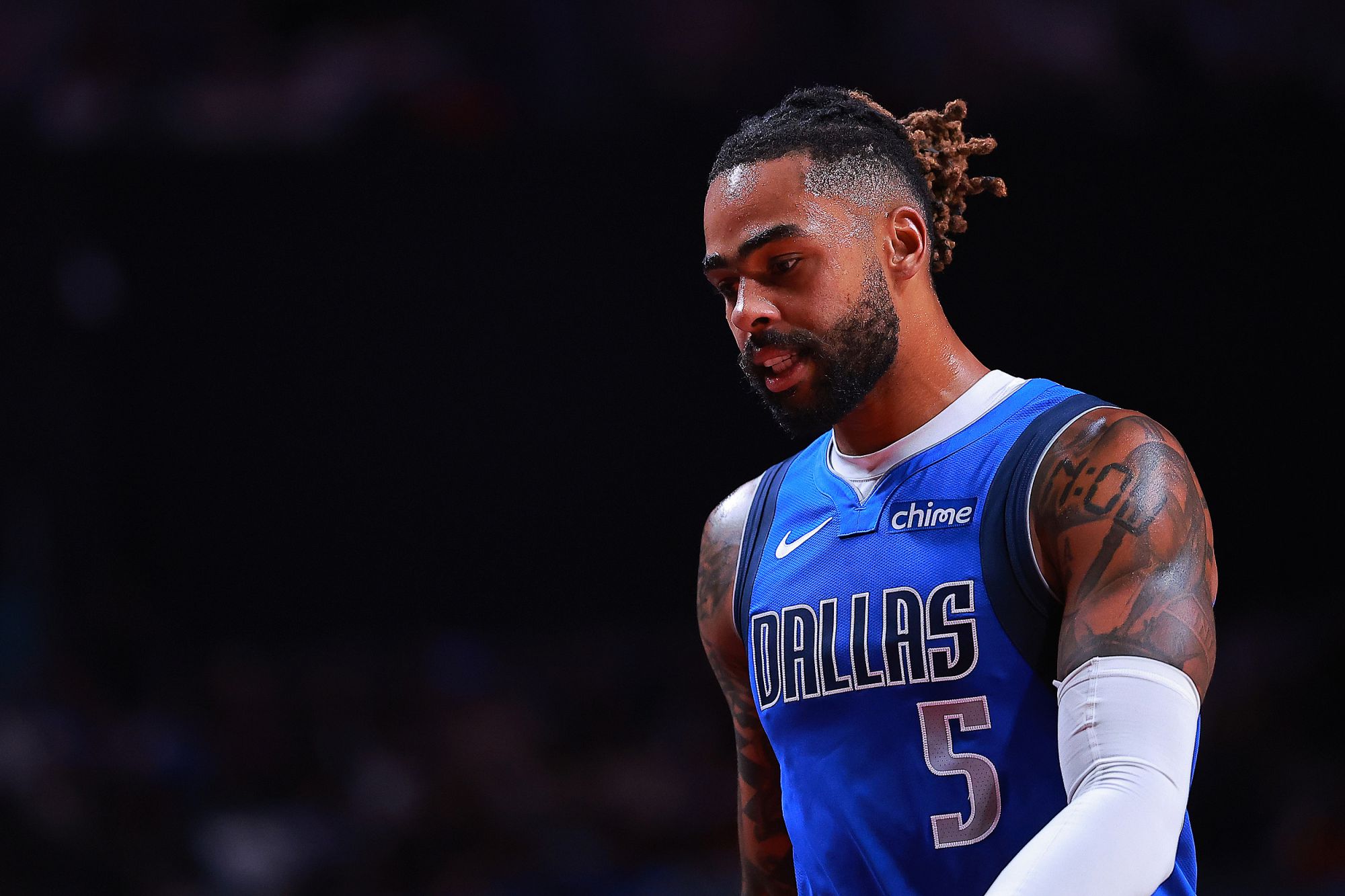 Đã đến lúc căng hông trong trận chiến quyết định! Russell ghi được 28 điểm khi thực hiện 11/24 cú sút, 6 rebound và 5 kiến tạo.