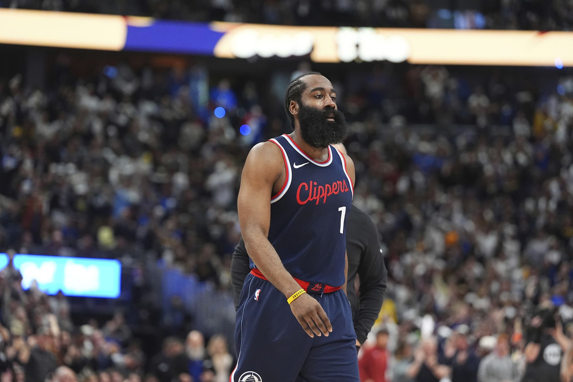 Hiệp đầu tiên diễn ra trong 12 phút! Harden ghi được 10 điểm, 3 rebound và 4 kiến tạo khi bắn 3/6.