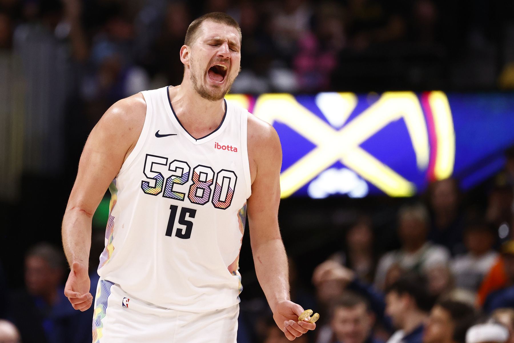 Jokic ghi cú đúp sau ba phần tư, giúp Nuggets dẫn trước hai con số.