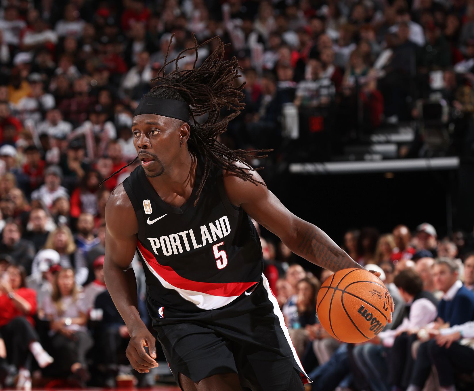 Trail Blazers sút 47% từ cự ly ba điểm và tung ra 16 cú sút tầm xa trong trò chơi.