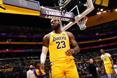 Garnett: Chấn thương của James giống như gây áp lực lên ban lãnh đạo hơn, anh ấy muốn nắm quyền chủ động