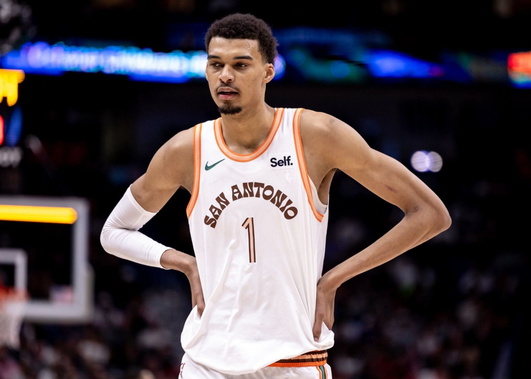 Sáu lần phạm lỗi rời sân vào thời điểm quyết định! Bunyama ghi được 19 điểm, 8 rebound và 3 kiến tạo ở 9/11 quả ném phạt.