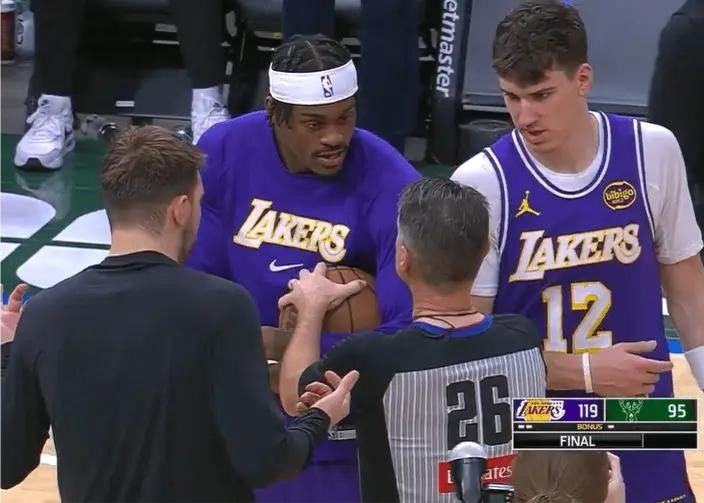 Vanderbilt kể về vụ giật bóng sau trận đấu: Trọng tài dọa kiện tôi, tôi chẳng biết đang nói gì