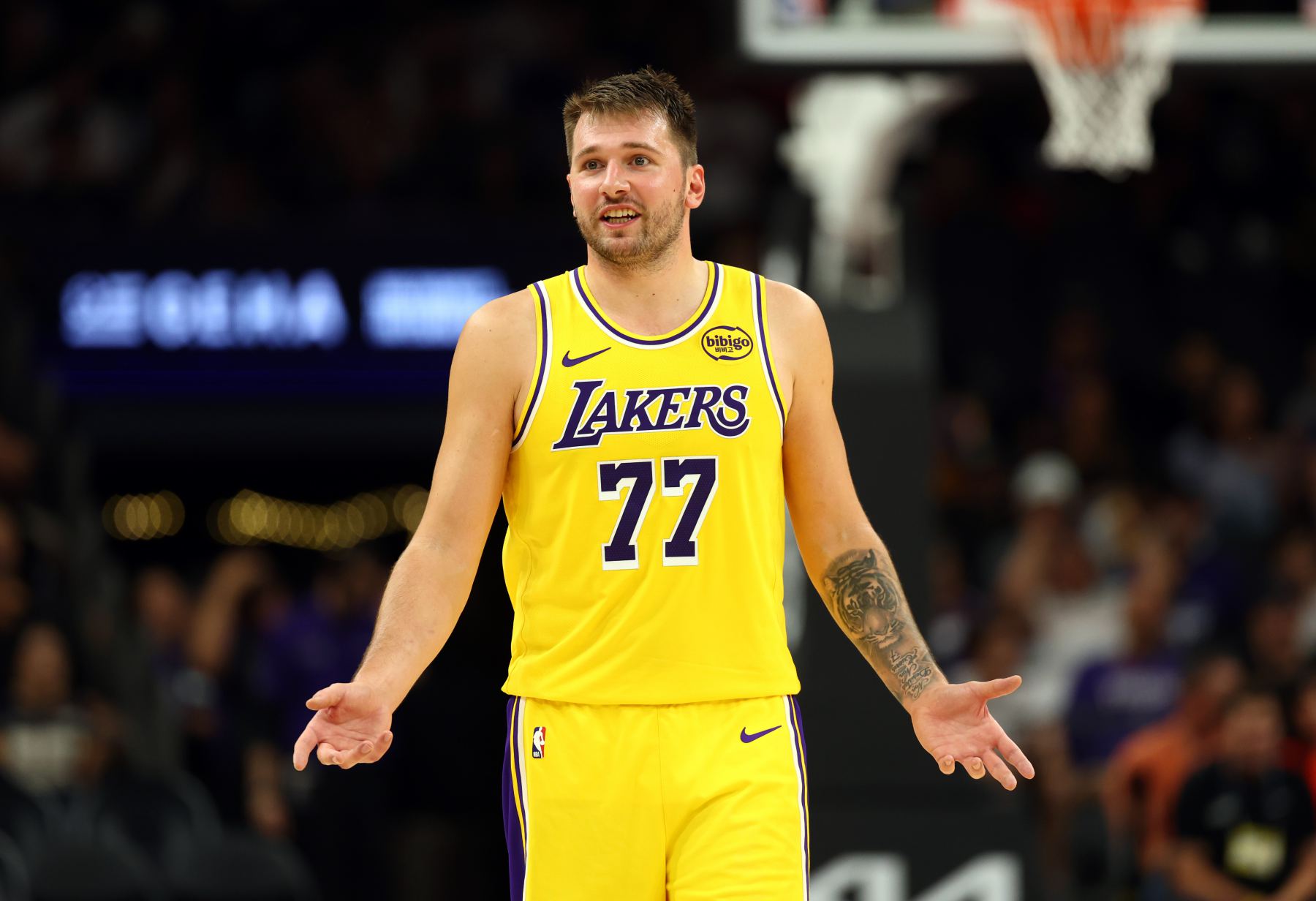 Doncic có khả năng kiểm soát bóng khủng khiếp! Redick: Trong hai trận vừa qua, đối thủ đã cử cầu thủ phòng ngự theo dõi anh ấy.