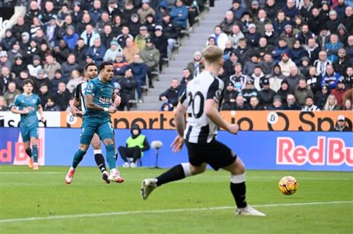Newcastle United đấu với Bournemouth