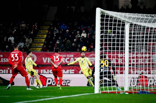 Monza đấu với Juventus