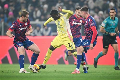 Juventus đấu với Bologna