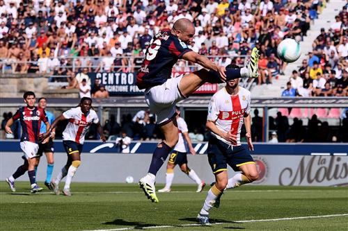 Bologna đấu với Genoa