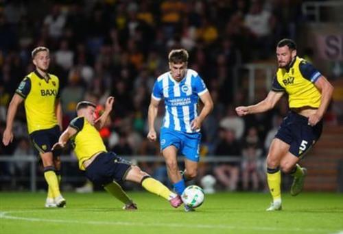 Oxford United đấu với Brighton