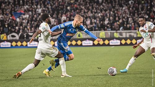 Lyon đấu với Strasbourg