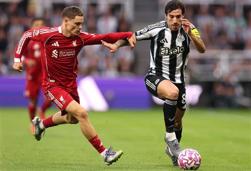 Newcastle United đấu với Liverpool