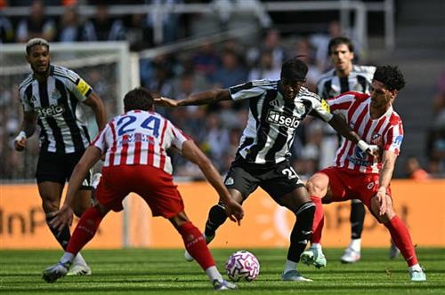 Newcastle United đấu với Atletico Madrid