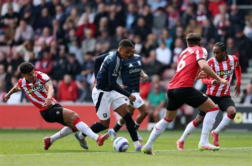 Southampton đấu với Aston Villa