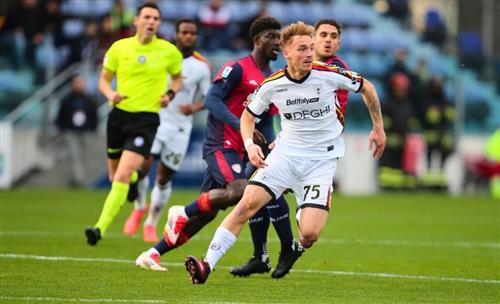 Cagliari đấu với Lecce