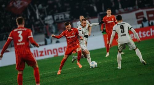 Freiburg đấu với Wolfsburg