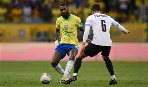 Brazil đấu với Uruguay