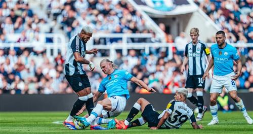Newcastle United đấu với Manchester City