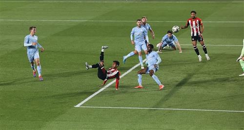 Brentford đấu với Leyton Orient