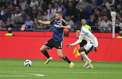 Lyon đấu với Strasbourg