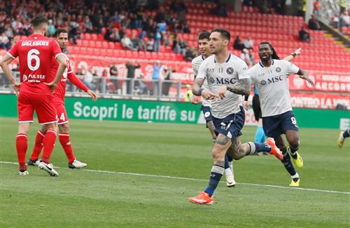 Monza đấu với Napoli