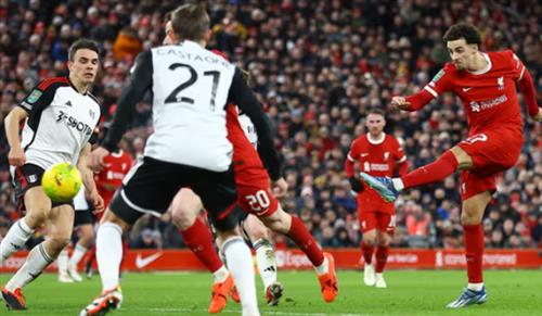 Fulham đấu với Liverpool