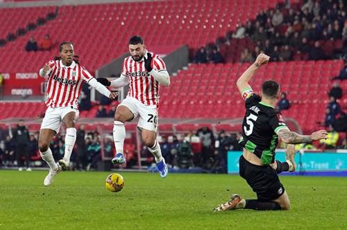 Stoke City đấu với Brighton