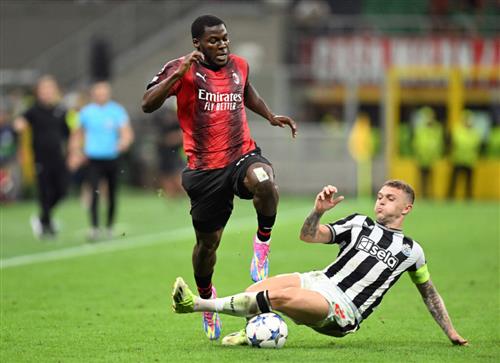 Newcastle United đấu với AC Milan