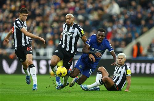 Newcastle United đấu với Chelsea