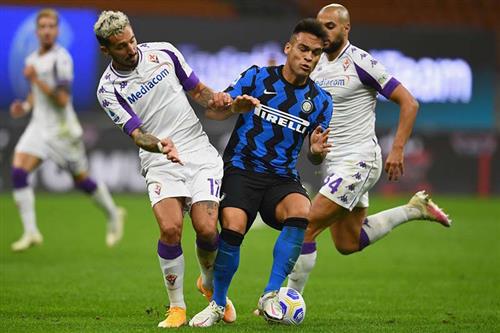 Inter Milan đấu với Fiorentina